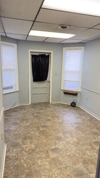 Primary Photo - 165 N Center St