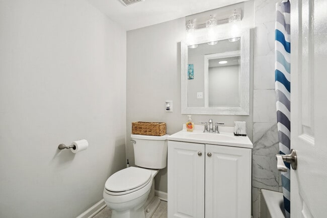 Building Photo - 102 Monroe St