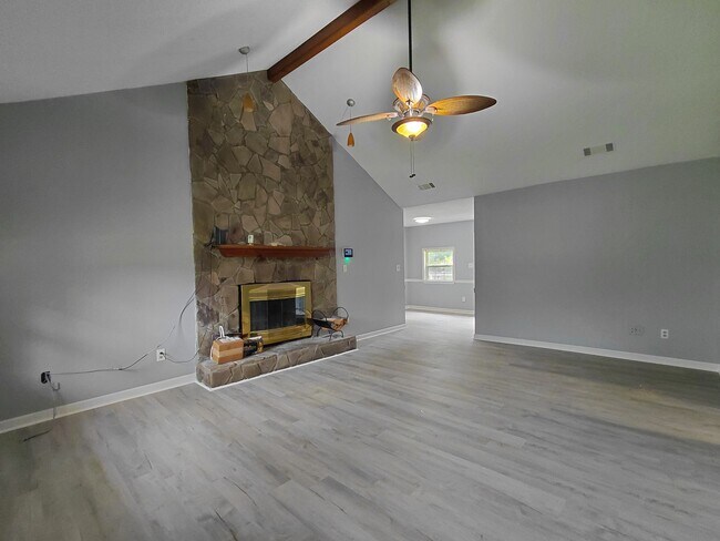 Building Photo - 208 Woodcarver Trail
