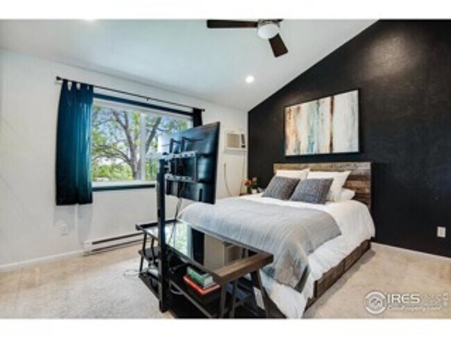 Building Photo - Recently Renovated and Updated 5 BR Townho...