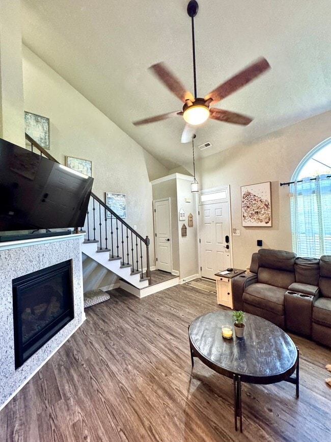 Building Photo - WELCOME HOME to your Beautifully updated townhome.