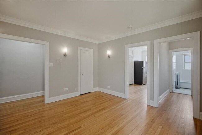 Building Photo - Large Studio in Andersonville