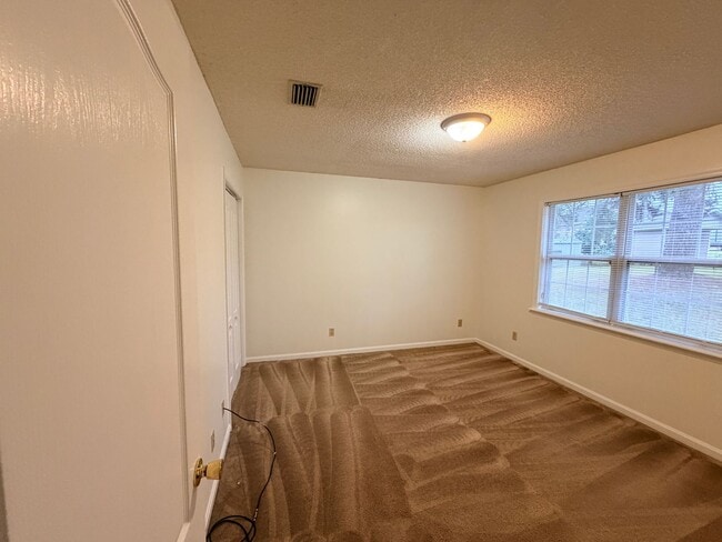 Building Photo - 3 Bedroom/2 Bath home in North Lake Subdiv...