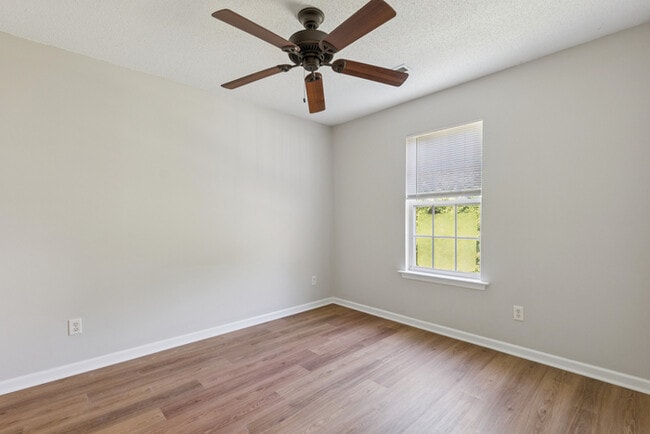 Building Photo - Beautiful ranch style home 3bed 2 bath wit...