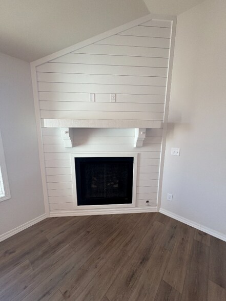Building Photo - 896 S Silverwood Ln
