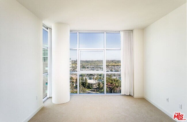 Building Photo - 13700 Marina Pointe Dr