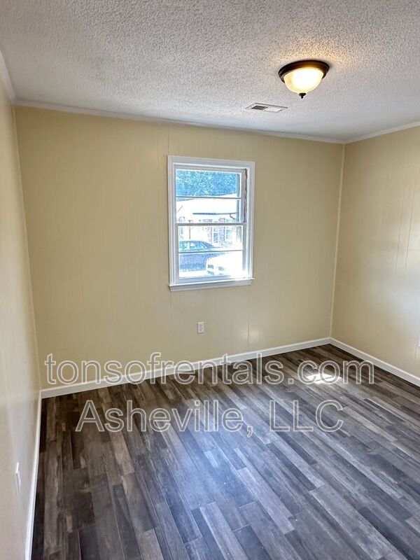 Building Photo - 3126 US Hwy 221 S