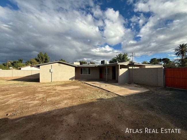 Building Photo - 3412 W Orangewood Ave