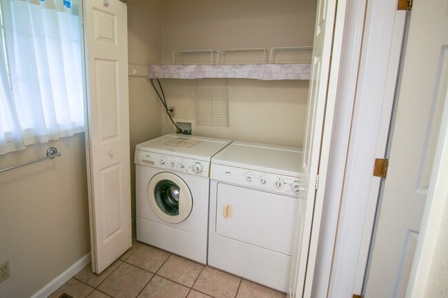 Building Photo - Pet friendly Jacksonville Home!!!