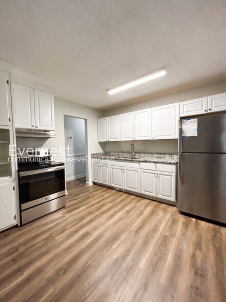 Building Photo - 203 Pinetree Dr
