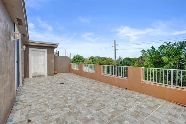 Building Photo - 624 NE 29th Dr