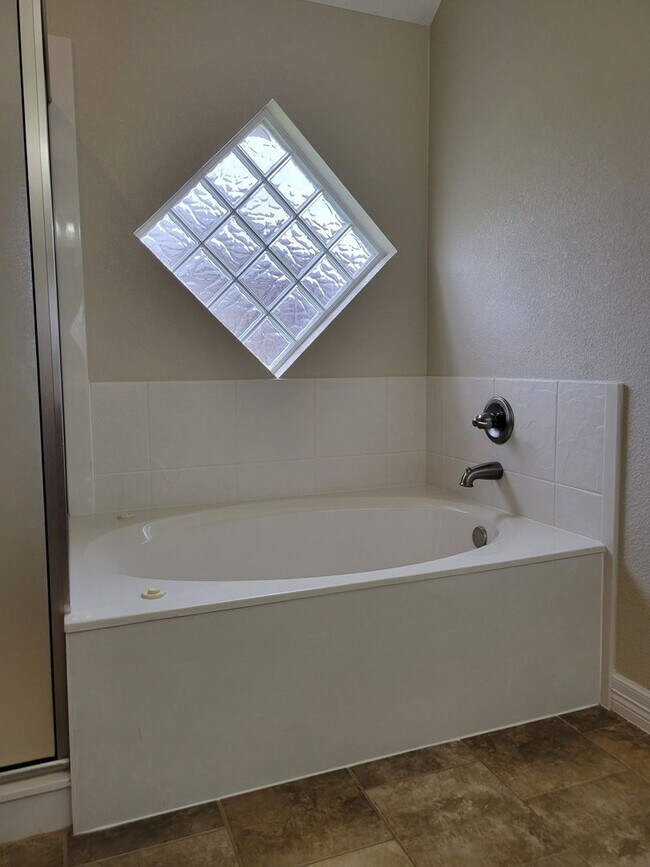Building Photo - 2501 Leatherwood Dr