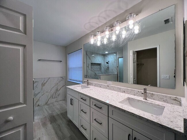 Building Photo - 847 High Pointe Cir