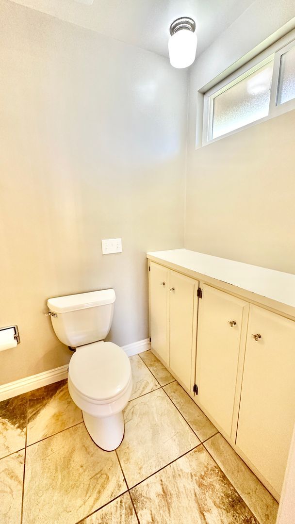 Building Photo - Lovely, Open Floor Plan, Single Story Located in the Desirable Live Oak Estates of Fallbrook!