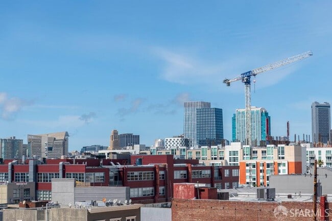 Building Photo - 250 King St