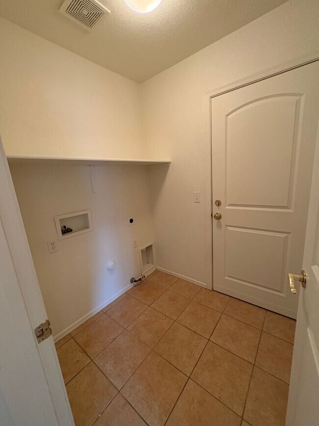 Building Photo - Four bedroom in Vail School District