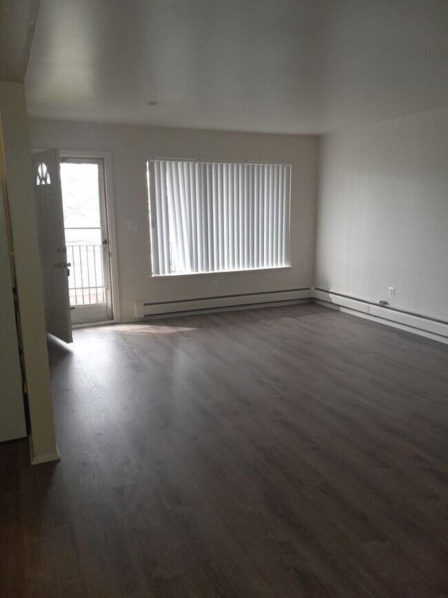 Building Photo - Newly renovated spacious 1 bedroom