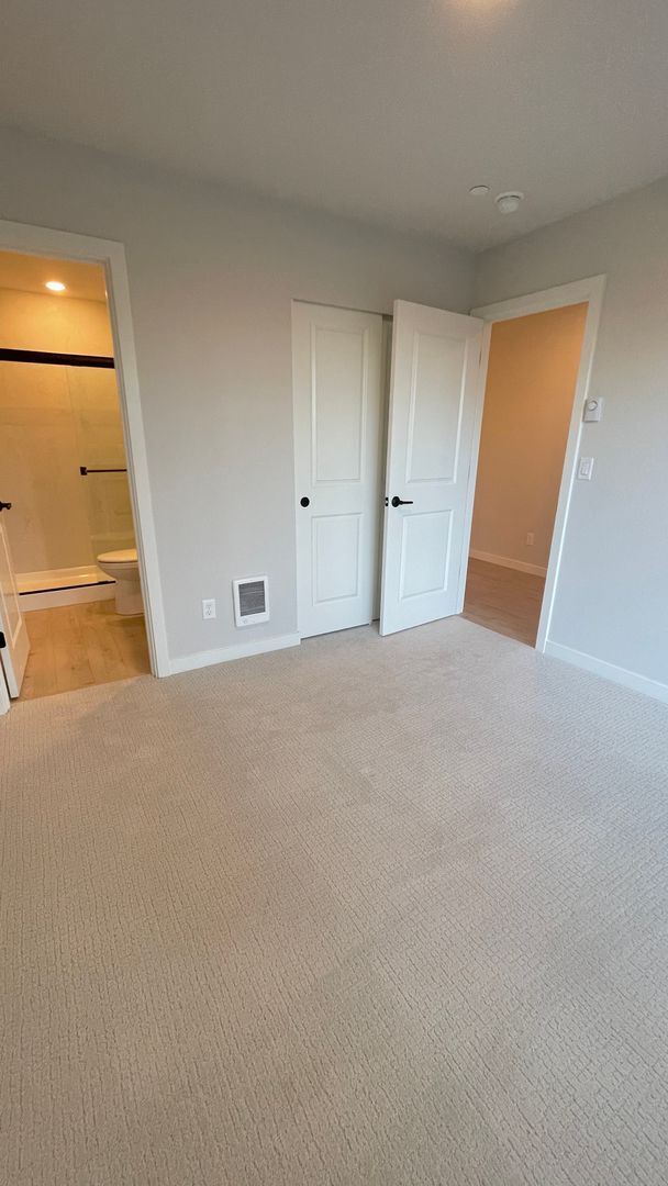 Building Photo - 3bd/3.5ba Shoreline Townhome