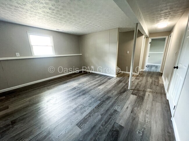 Building Photo - 912 Tellega Ave