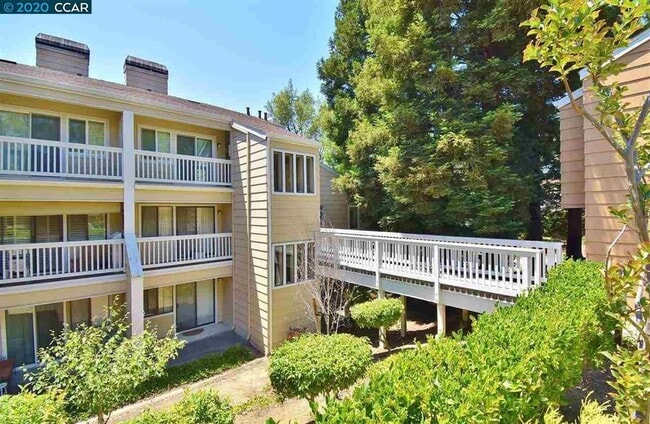 Building Photo - Beautifully Updated 2-bedroom 2 bath Condo...