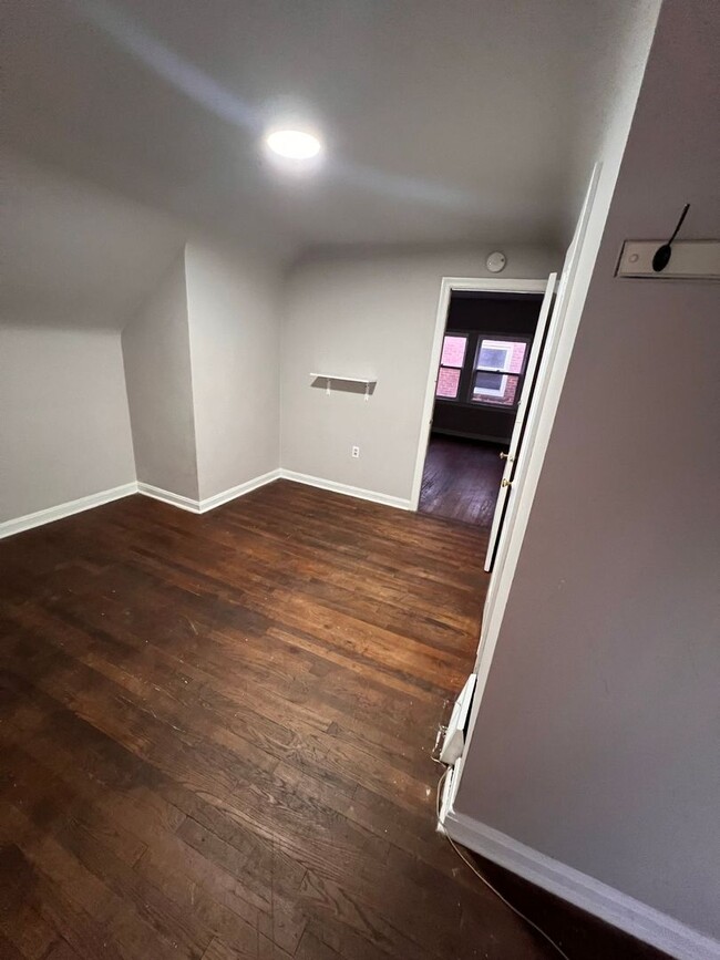 Building Photo - Section 8 Accepted: Affordable 4 Bed, 1 Ba...