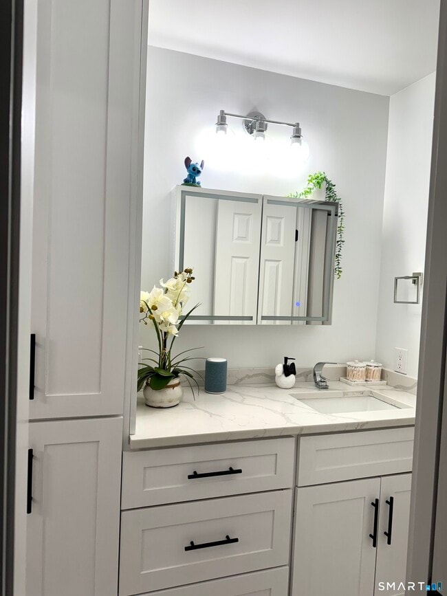 Building Photo - 25 Padanaram Rd