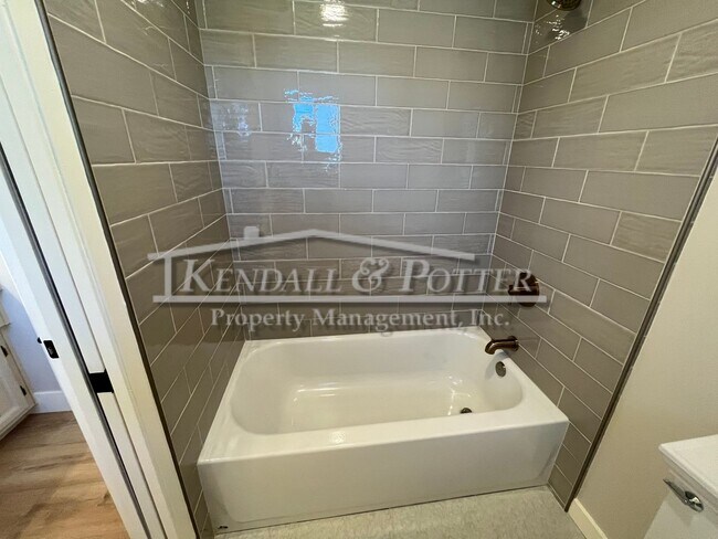 Building Photo - Beautifully Remodeled 4 Bed/2 Full Bath + ...