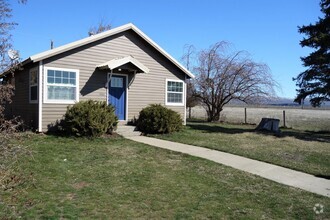 Building Photo - Country Living 2 Bedroom 1 Bath House