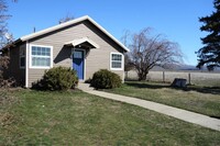 Building Photo - Country Living 2 Bedroom 1 Bath House