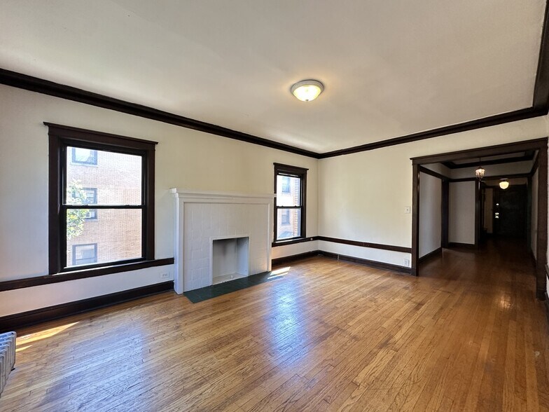Building Photo - 2434 N Sawyer Ave