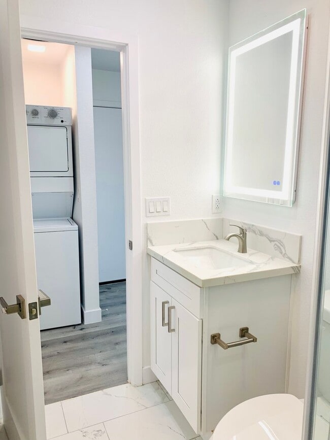 Building Photo - CHARMING Newly Constructed 1BD/BA Availabl...