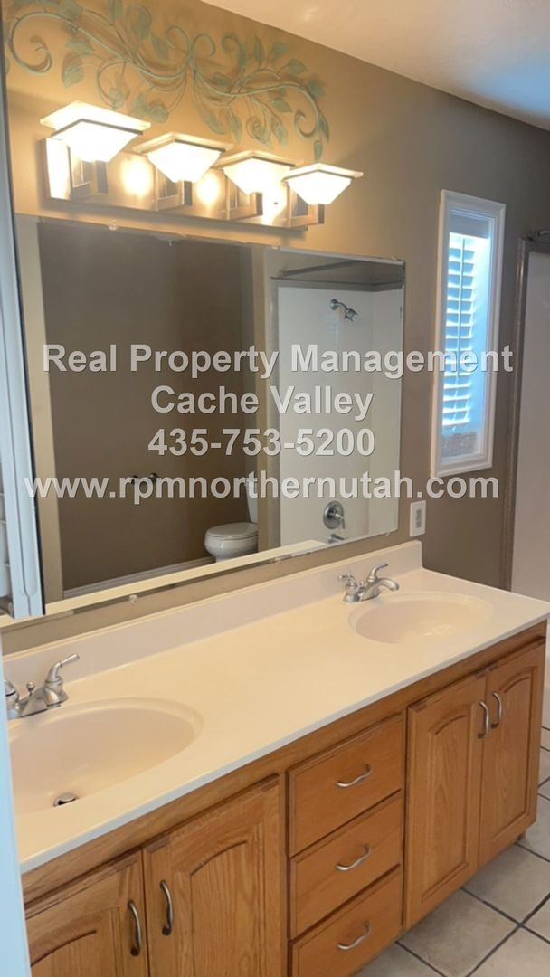 Building Photo - Beautiful 6 bedroom home available for immediate move in!