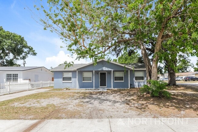 Building Photo - 4 BR/2BA | Newly Renovated Single Family Home |  Fenced backyard!