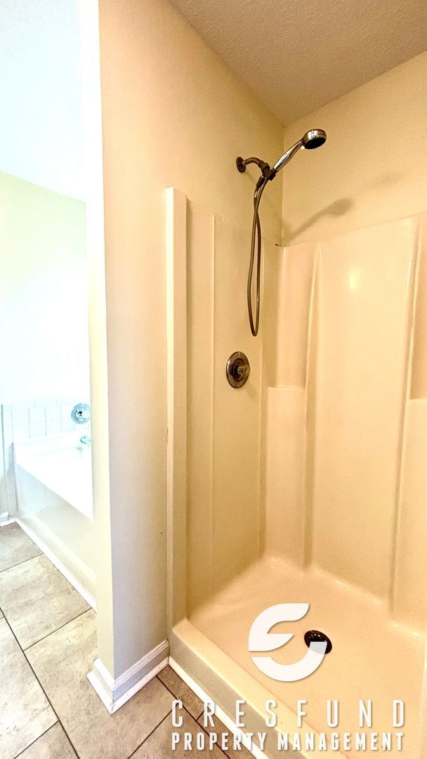 Building Photo - OVER 2000 SQ. FEET - Minutes Away from JAC...