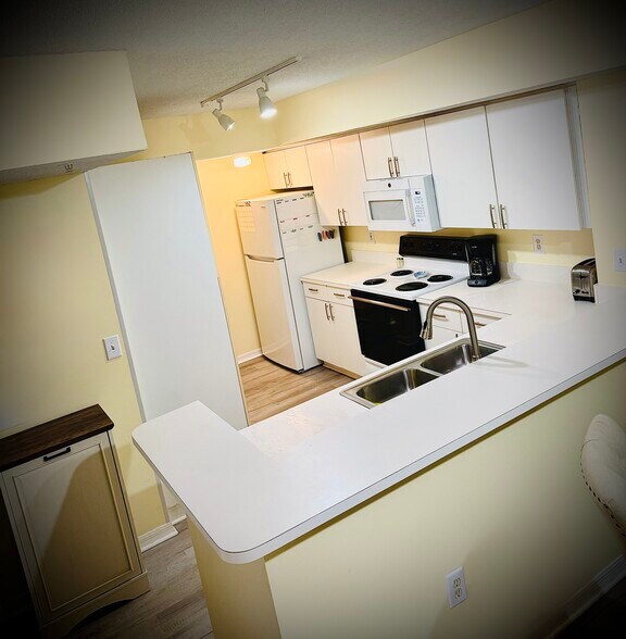 Kitchen - 1650 N 42nd Cir