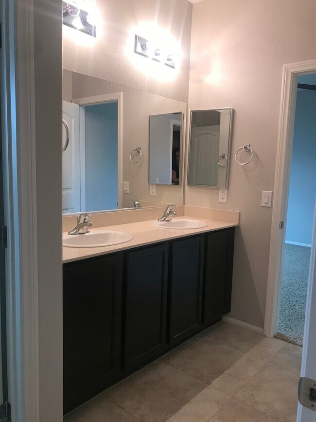 Building Photo - Beautiful DR Horton Home in Centennial Hil...