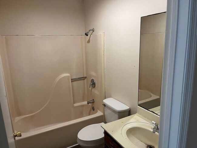 Building Photo - 411 Cattleman Dr NE