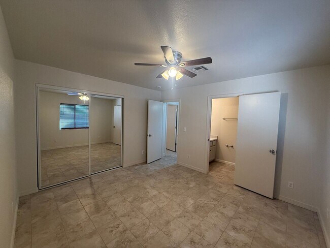 Building Photo - 3 Bedroom 2 Bathroom Home