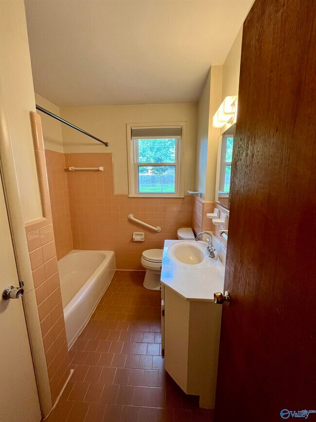 Building Photo - 415 Harolds Dr NW