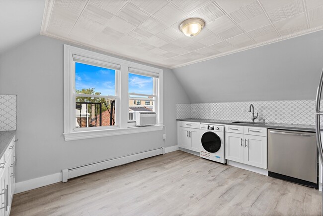 Building Photo - 104 OAK St