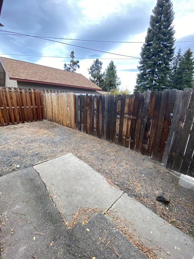 Building Photo - 716 NE Quimby Ave