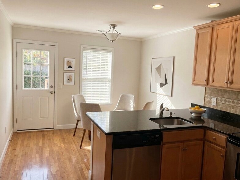 Building Photo - 200 Clover Ct