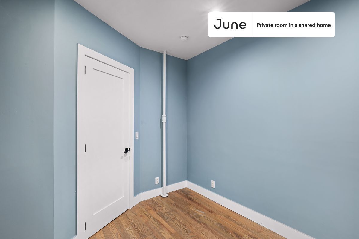 Building Photo - Private bedroom in 4 bed/2 bath Home