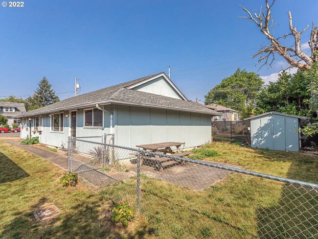 Building Photo - Bright Interior with Generous Bedroom Space – Includes Washer and Dryer