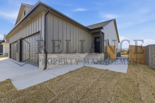 Building Photo - 5263 N Pinecrest Ct