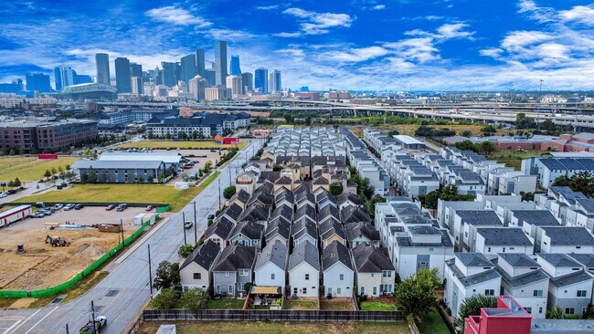 Primary Photo - 2941 Clinton Dr