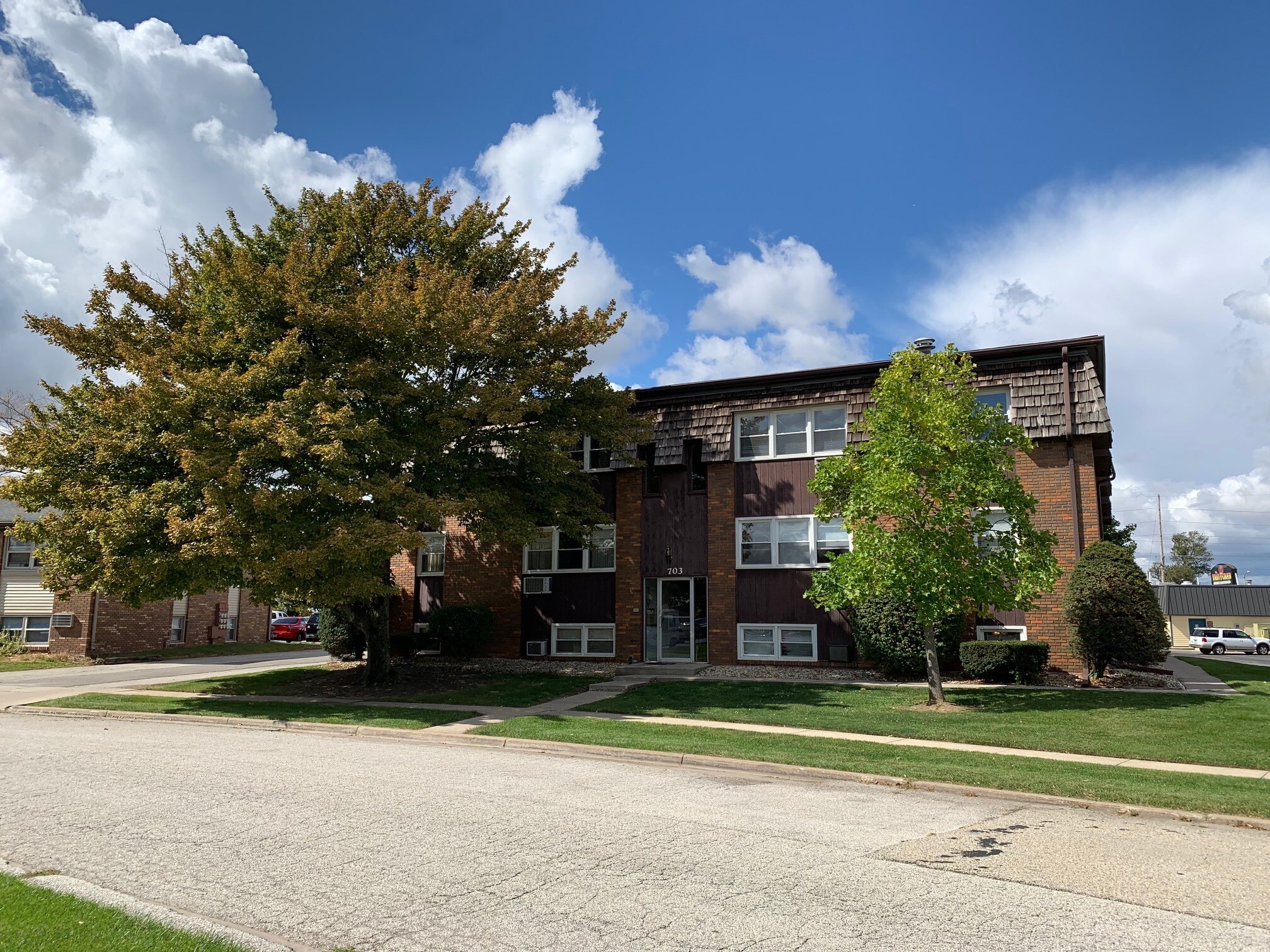 Building Photo - 703 Fairmont Dr