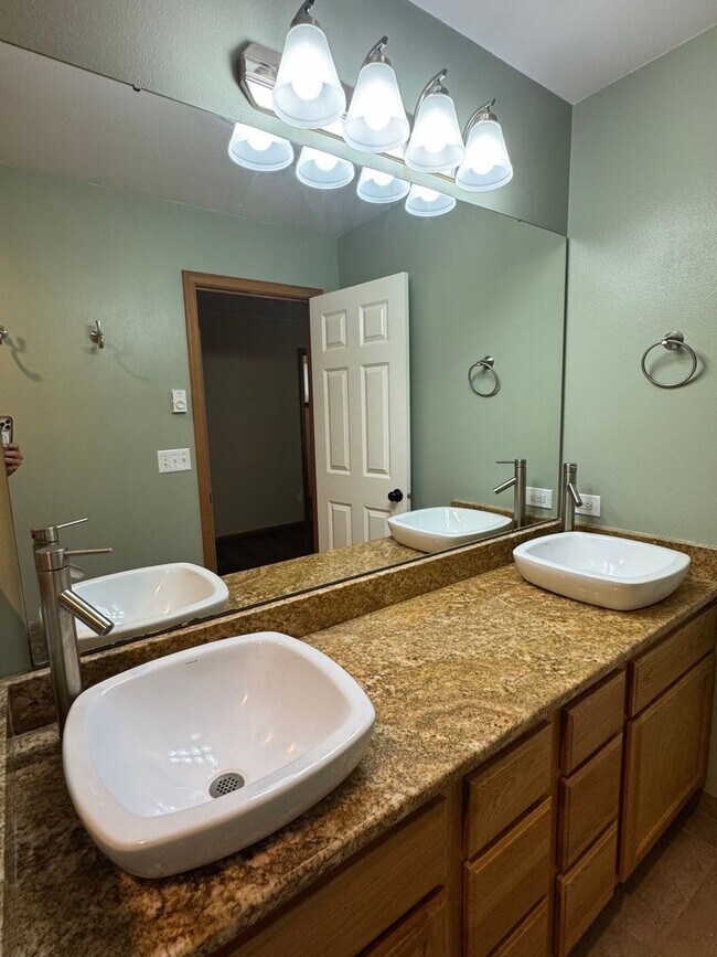 Building Photo - 10595 NE Kingston Meadow Cir