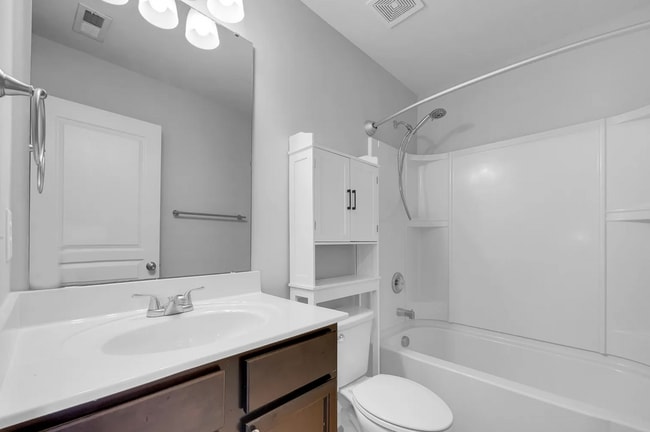 Building Photo - 3-Bedroom Townhome in Highland Creek – Ava...