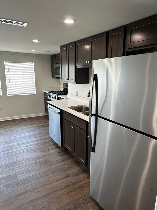 Building Photo - 10 W 33rd Pl